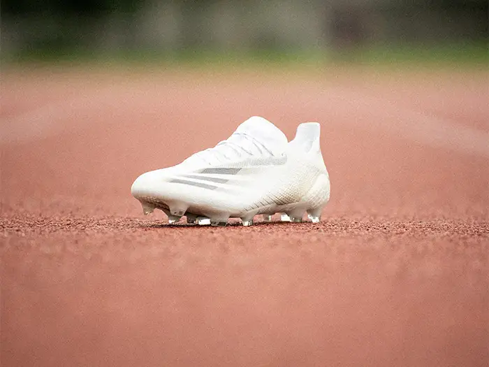 Crampon Adidas blanc sur piste d'athletisme