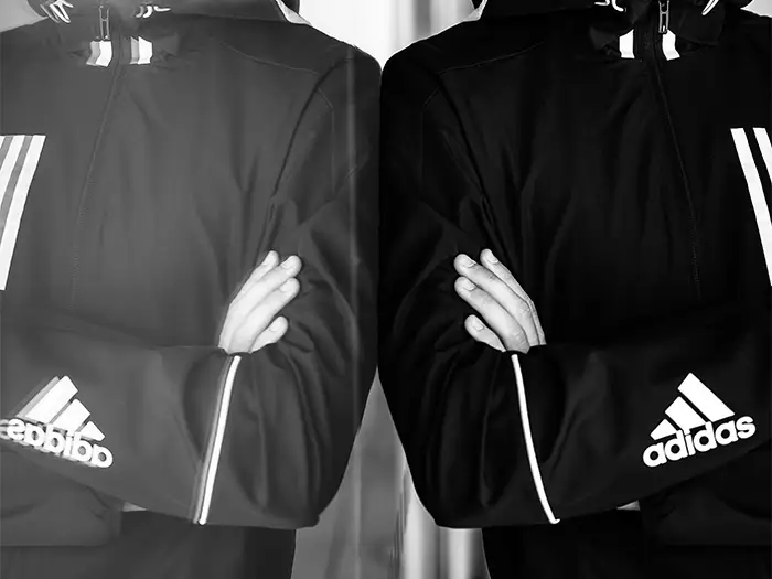 Duo vestes Adidas en photo noir et blanc