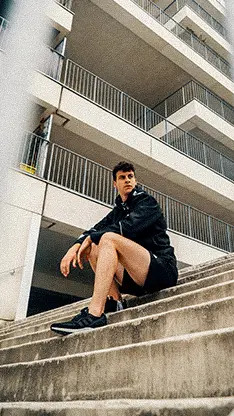 Portrait modele Adidas en situation urbaine