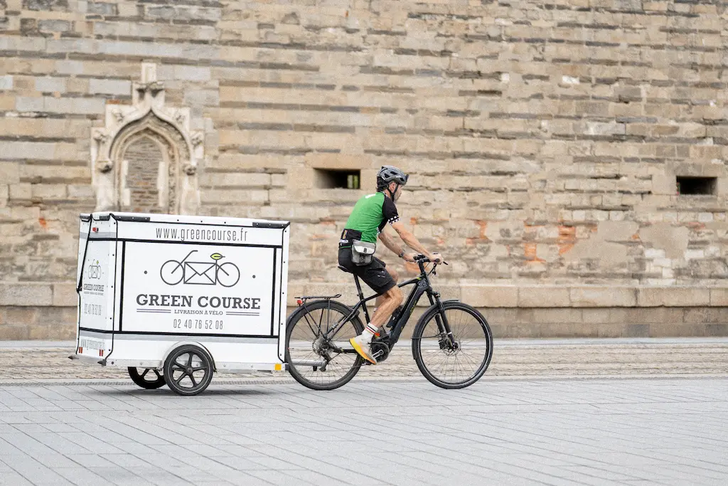 Livreur Green Course à vélo dans les rues de Nantes