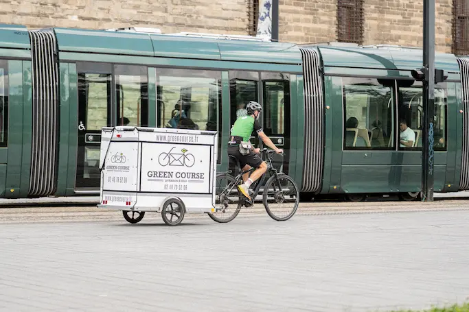 Vélo de livraison Green Course en mouvement dans les rues de Nantes