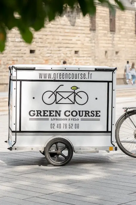 Livreur Green Course avec remorque dans le centre-ville de Nantes
