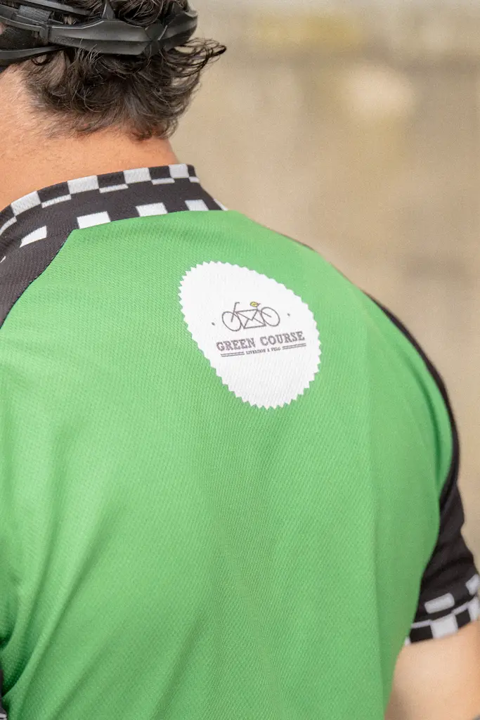 Detail maillot Green Course avec logo brodé