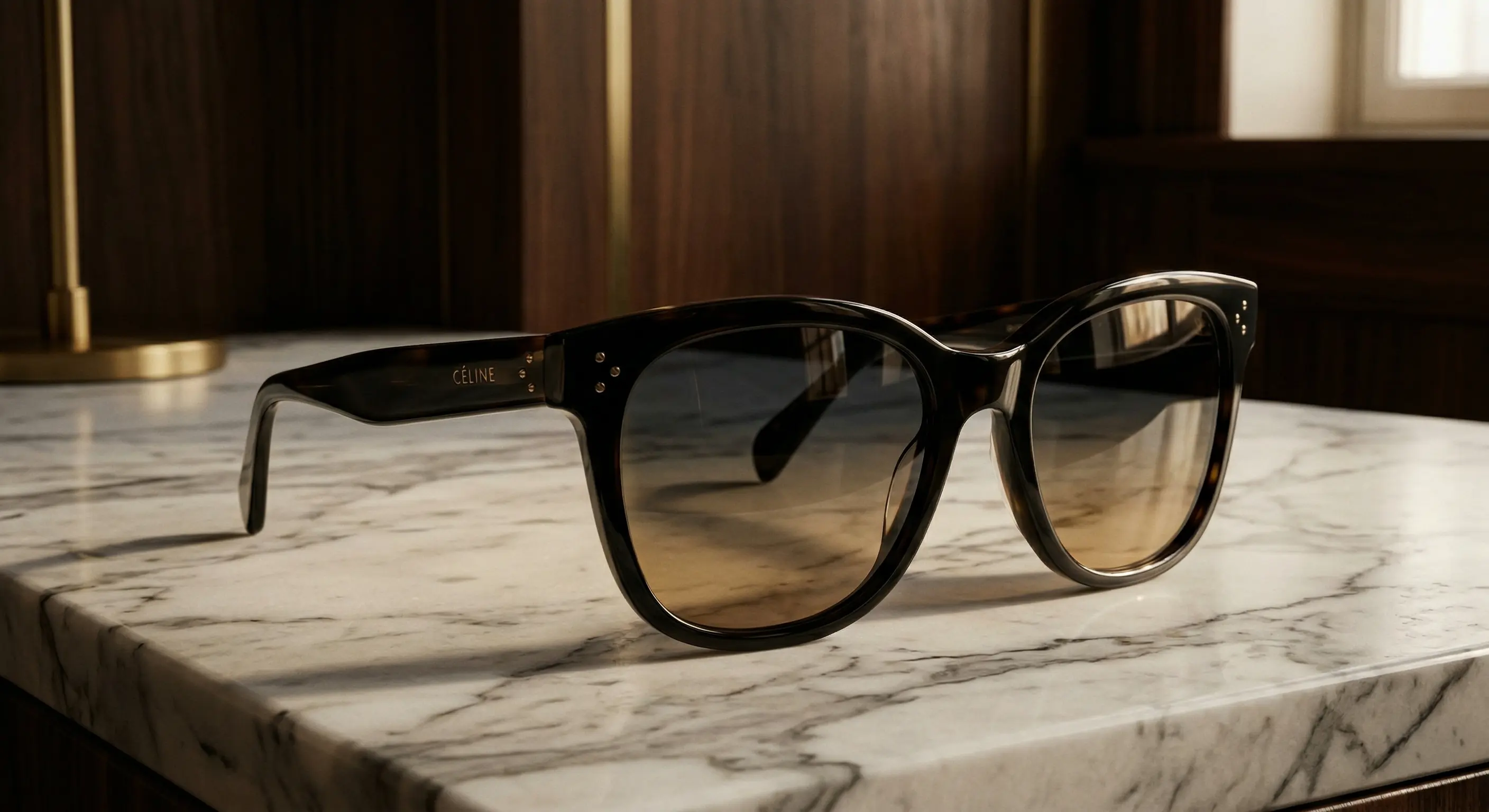 Lunettes de soleil sur marbre — photo produit IA haut de gamme